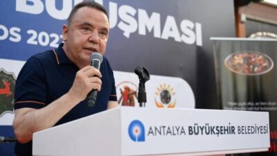 Antalya Büyükşehir Belediye Başkanı Muhittin Böcek, emniyetteki sorgulamasının ardından çıkarıldığı