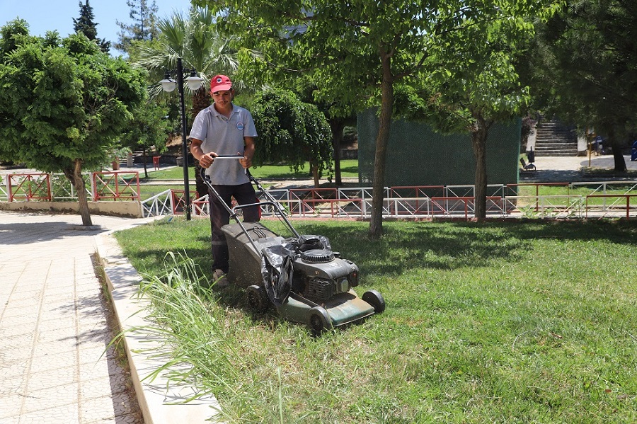 Menderes Belediyesi, yabani otlar ile mücadelesine tüm mahallelerde devam ediyor.