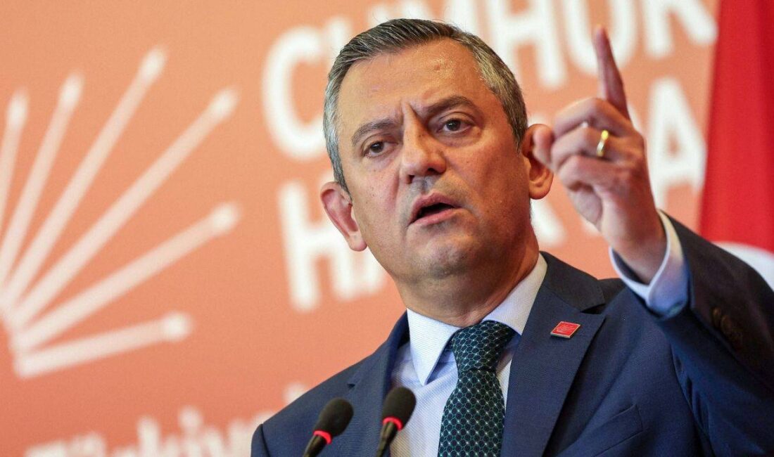CHP Genel Başkanı Özgür Özel, İzmir’de aralarında eski Büyükşehir Belediye