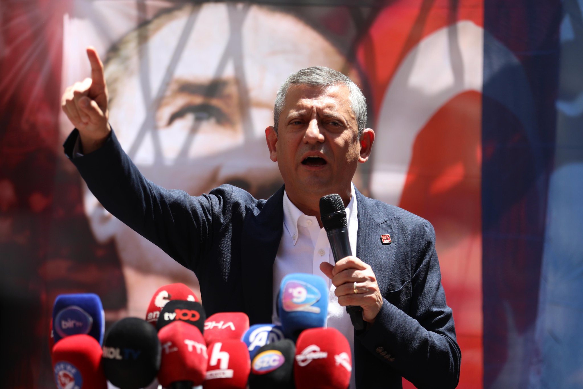 İzmir’deki yolsuzluk operasyonu kapsamında gözaltılara tepkisini dile getiren CHP Genel