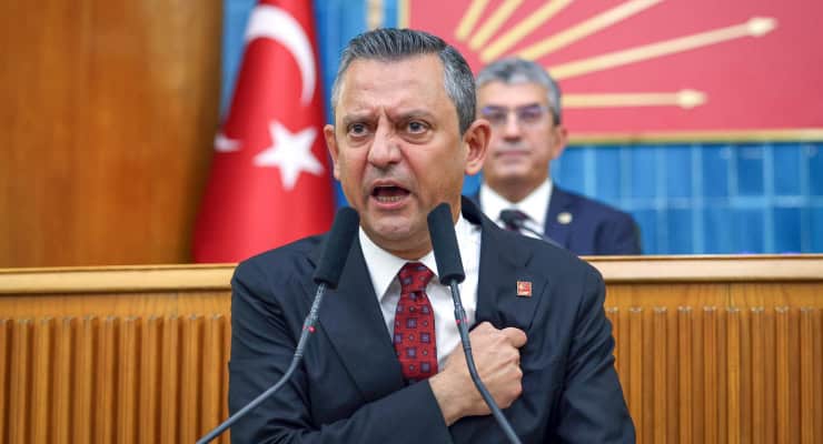 CHP Genel Başkanı Özgür Özel, İstanbul Saraçhane Meydanı’nda düzenlenen ve