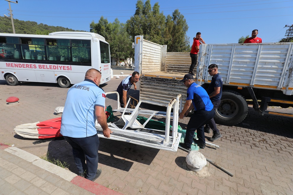 Menderes Belediyesi, plajlarda korsan şezlong kullanımına karşı denetim başlattı. Usulsüz