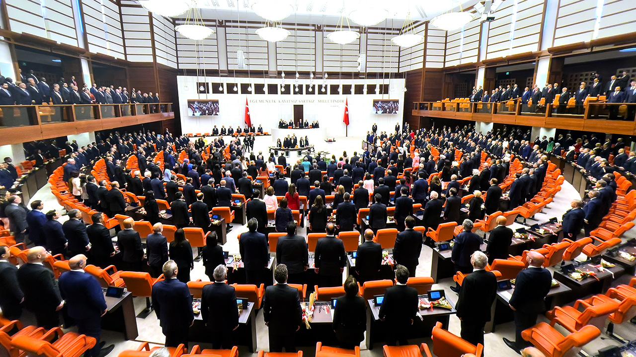 Zeytinliklerde maden izni tartışması Meclis Genel Kurulu'nu karıştırdı. Kadın milletvekilleri