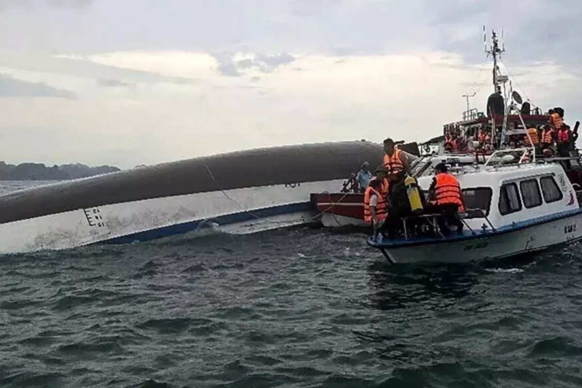 Vietnam'da fırtına tur teknesini alabora etti. Teknedeki çoğu turist 37