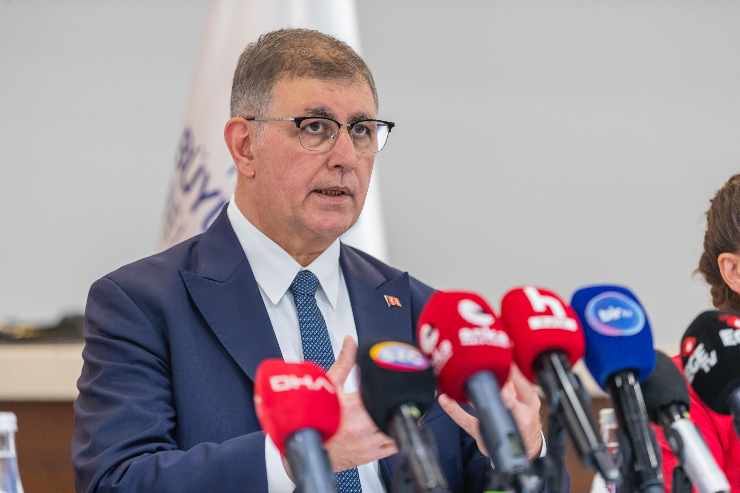 İzmir Büyükşehir Belediye Başkanı Cemil Tugay, soruşturmanın belediyenin şikâyetiyle başlatıldığı