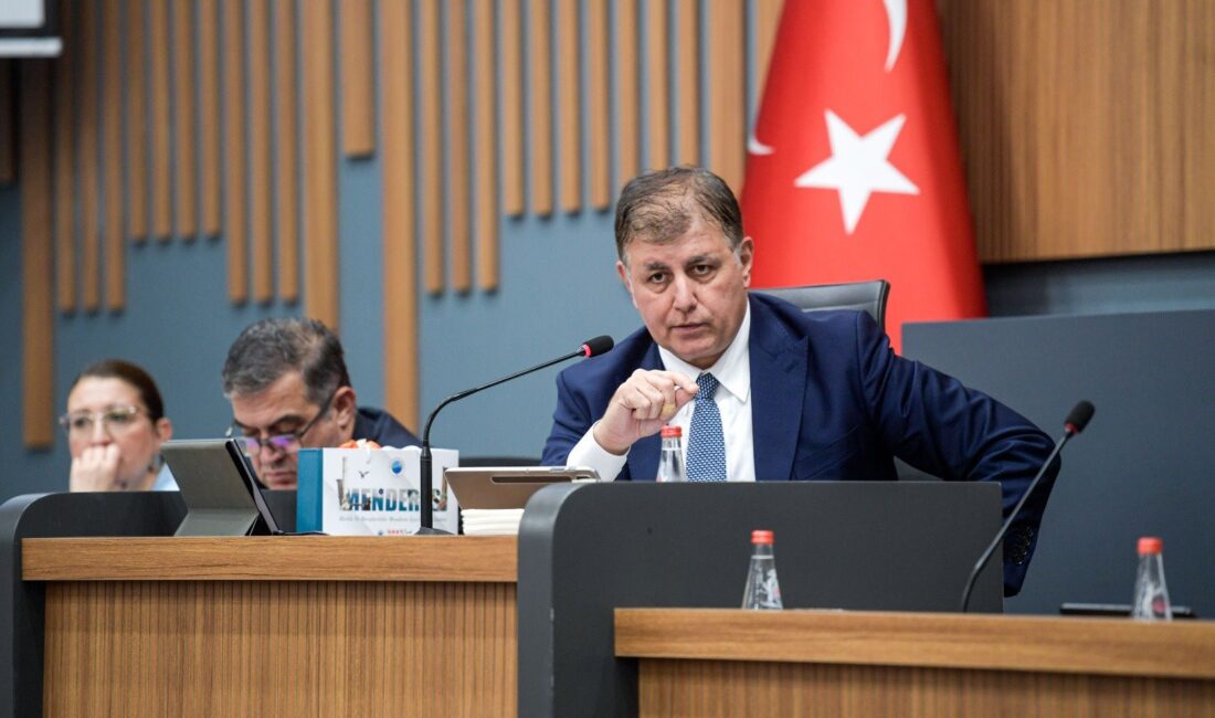 İzmir Büyükşehir Belediye Başkanı Cemil Tugay, kent genelinde etkili olan