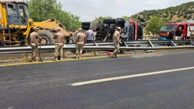 Ergani’de yangına müdahale için yola çıkan itfaiye aracının devrilmesi sonucu
