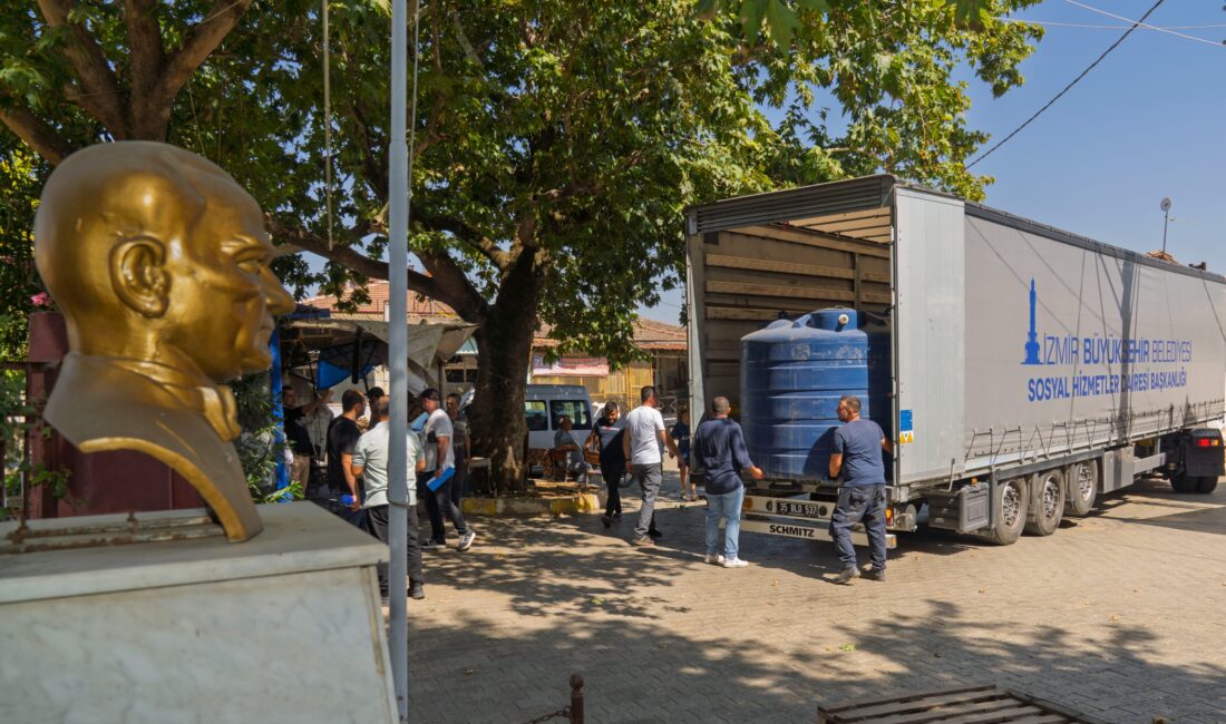 İzmir Büyükşehir Belediyesi, yangınlardan zarar gören üreticilere su deposu dağıtmaya