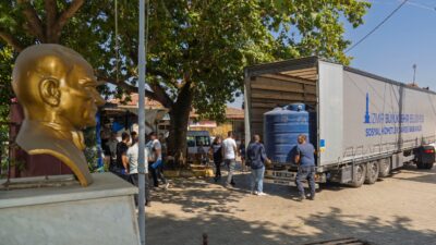 İzmir Büyükşehir Belediyesi, yangınlardan zarar gören üreticilere su deposu dağıtmaya