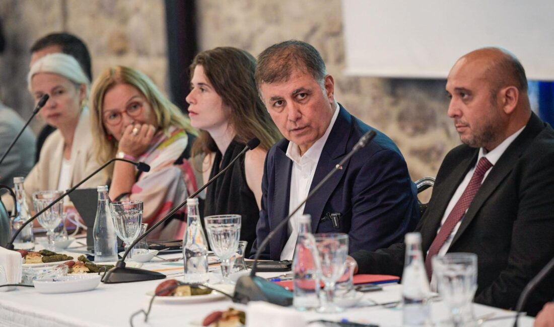 İzmir Büyükşehir Belediye Başkanı Dr. Cemil Tugay, turizm paydaşlarıyla bir