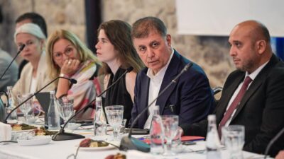 İzmir Büyükşehir Belediye Başkanı Dr. Cemil Tugay, turizm paydaşlarıyla bir
