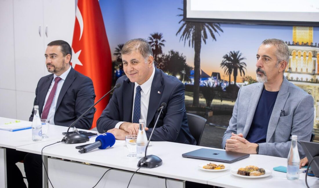 İzmir’de tarımın geleceği masaya yatırıldı: “Yeni şartlara göre tarım yapmalıyız” İklim krizine karşı tarımda yeni yol haritası oluşturan İzmir, çiftçilerin