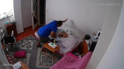 Pamukkale’de yatalak yaşlı kadına şiddet uygulayan oğlu M.G., güvenlik kamerası