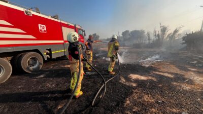 İzmir Büyükşehir Belediyesi itfaiye ekipleri, İzmir’in Menemen ilçesine bağlı Maltepe