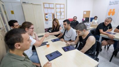 Nöroçeşitli gençlere iş dünyasının kapılarını açan İzmir Büyükşehir Belediyesi, Türkiye’de