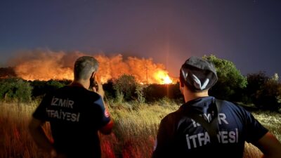 Buca’da bir araçta başlayan ve Gaziemir’e ulaşan yangına İzmir İtfaiyesi,