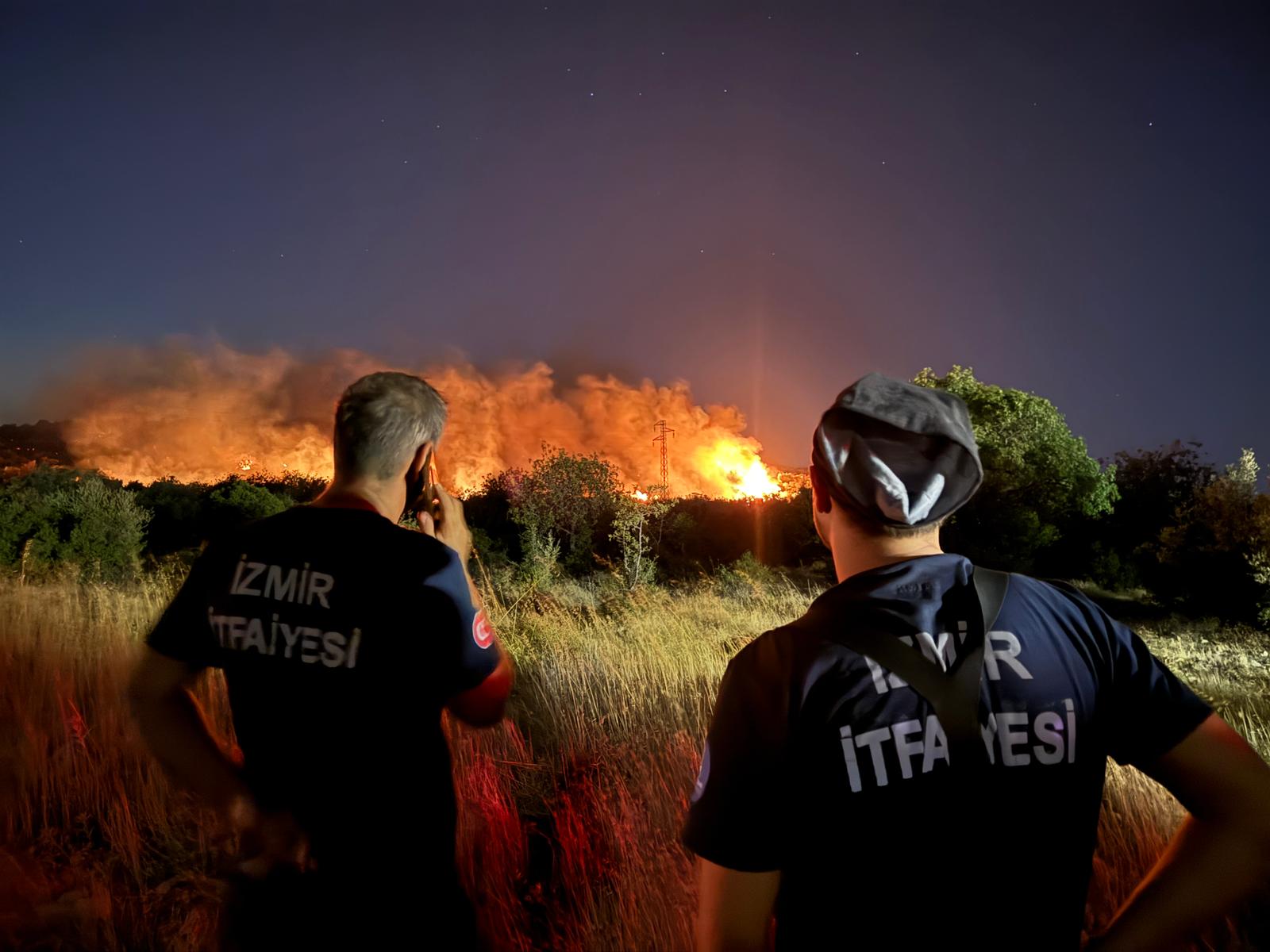 Buca’da bir araçta başlayan ve Gaziemir’e ulaşan yangına İzmir İtfaiyesi,