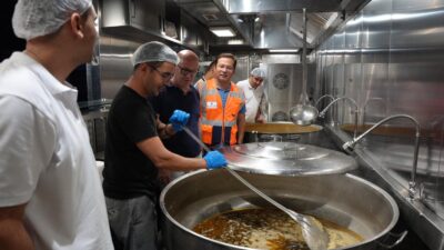 İzmir Büyükşehir Belediyesi ekipleri, Balıkesir’de meydana gelen depremde mağduriyet yaşayan