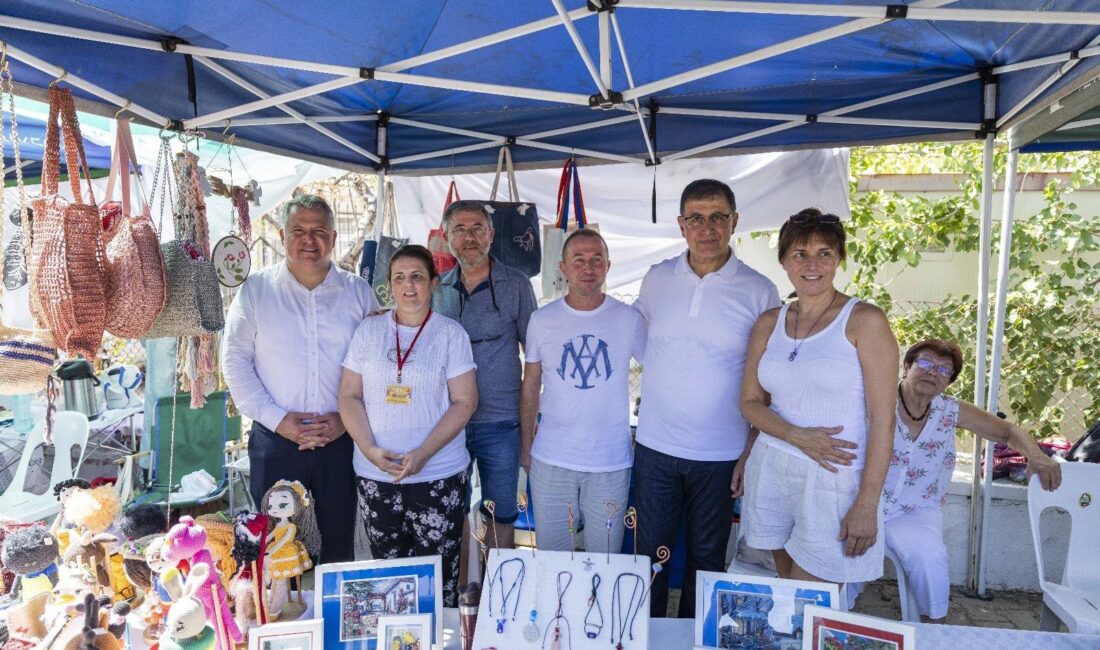 Urla'da düzenlenen Barbaros Oyuk (Korkuluk) Festivali, renkli görüntülere ve coşkulu