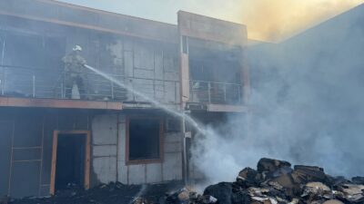 İzmir’in Menemen ilçesinde mobilya üretimi yapan bir iş yerinde yangın