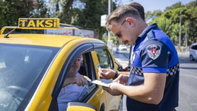 İzmir Büyükşehir Belediyesi Zabıta Dairesi Başkanlığı ekipleri, hem yolcuların hem