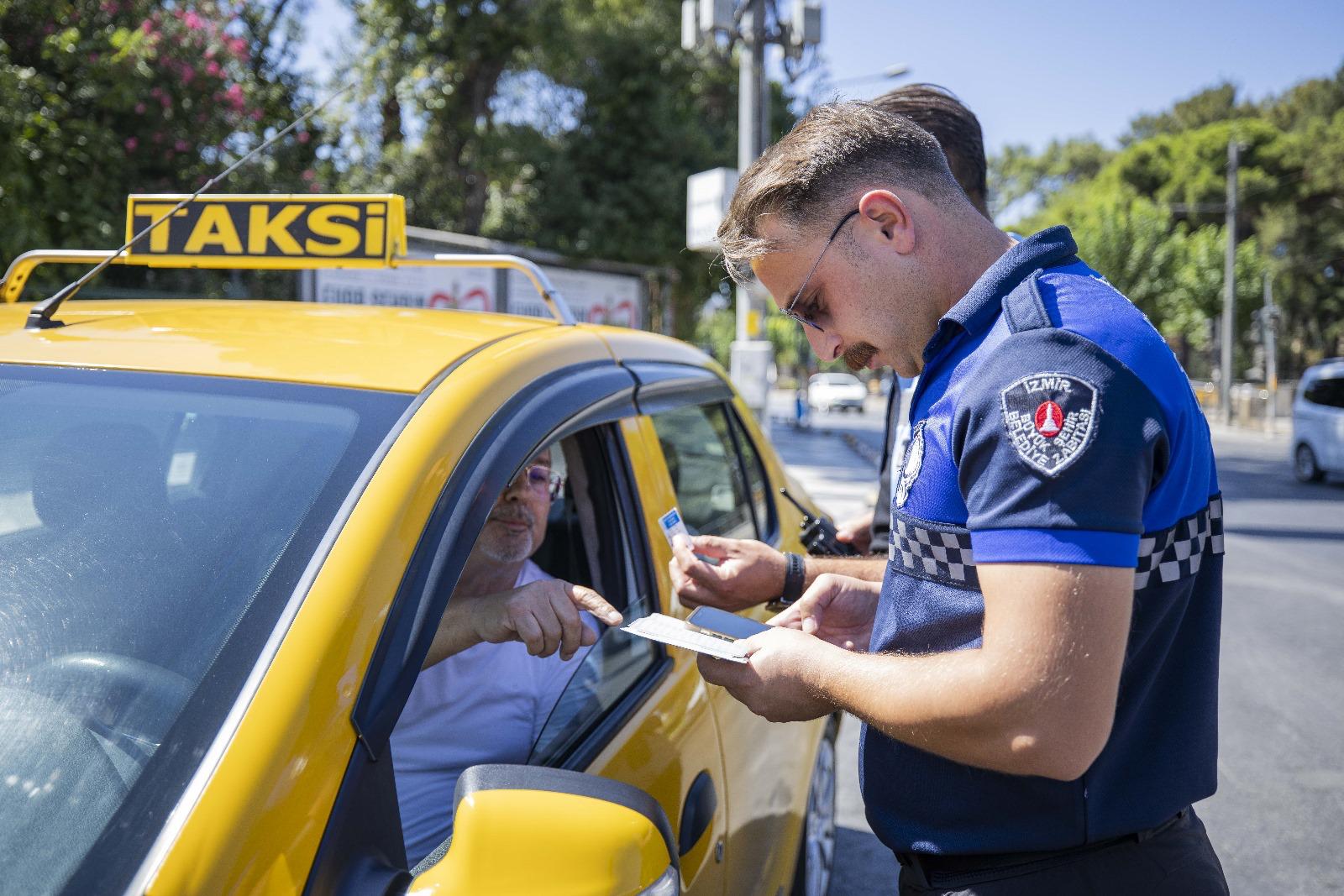 İzmir Büyükşehir Belediyesi Zabıta Dairesi Başkanlığı ekipleri, hem yolcuların hem