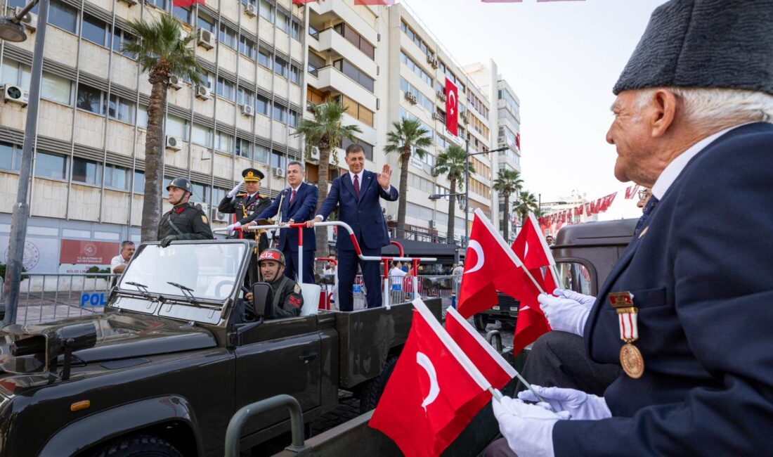 İzmir’de 30 Ağustos Zaferi’nin 103’üncü yıl dönümü kutlamaları Cumhuriyet Meydanı'ndaki