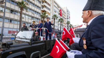 İzmir’de 30 Ağustos Zaferi’nin 103’üncü yıl dönümü kutlamaları Cumhuriyet Meydanı'ndaki