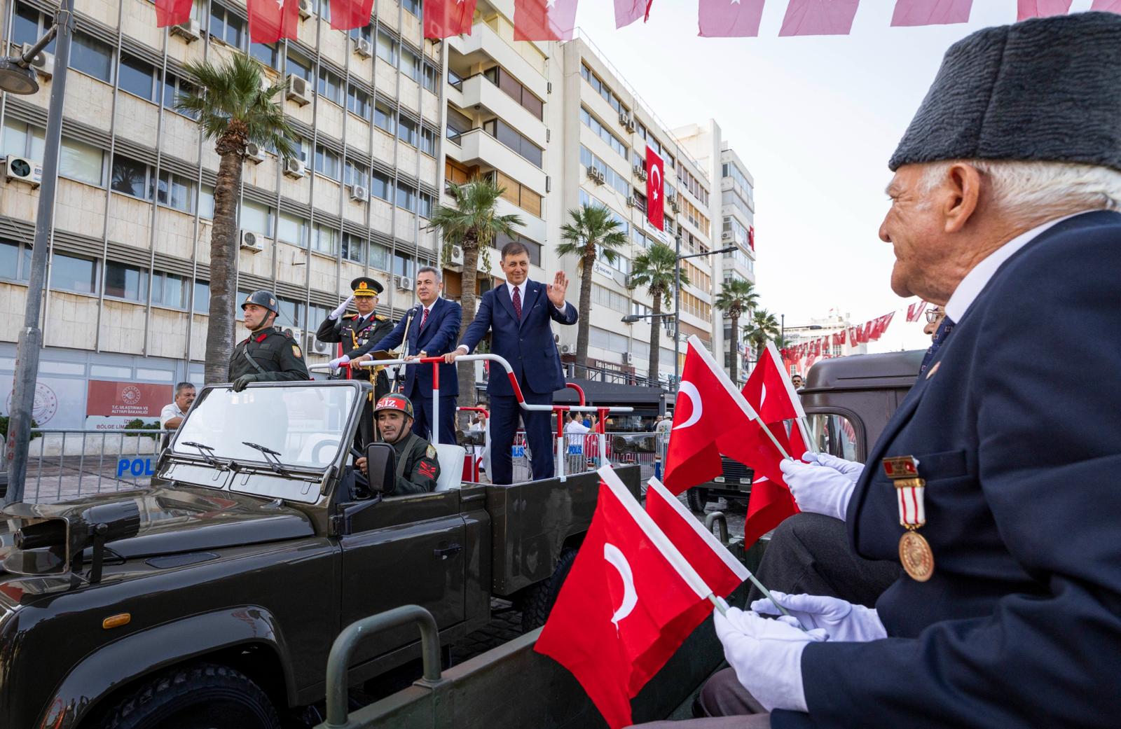 İzmir’de 30 Ağustos Zaferi’nin 103’üncü yıl dönümü kutlamaları Cumhuriyet Meydanı'ndaki