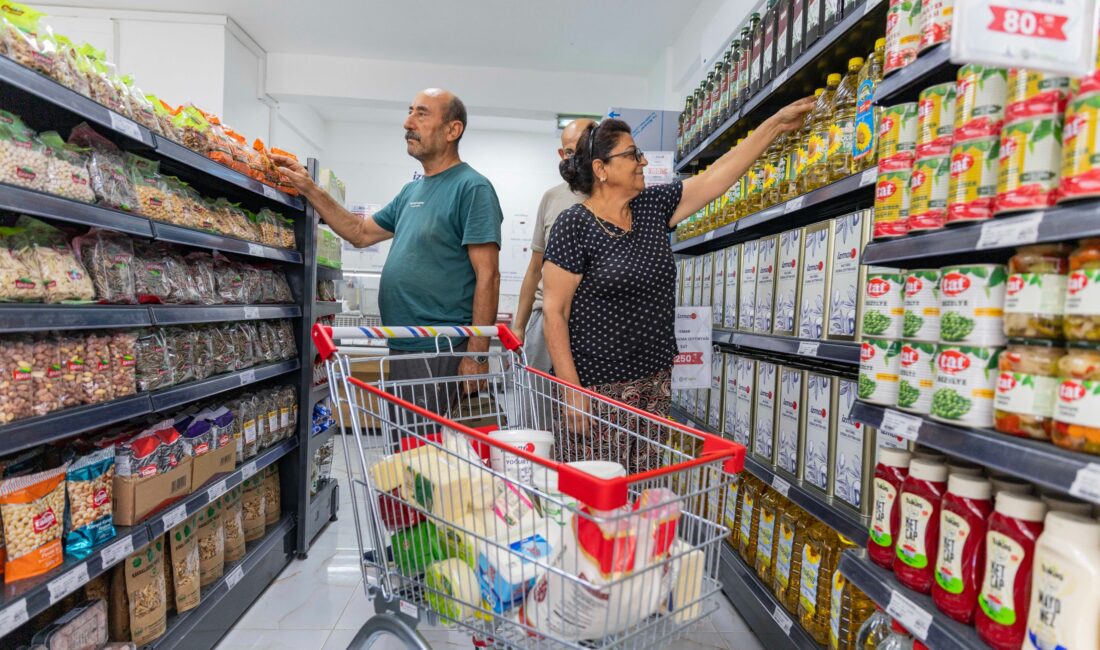 İzmir Büyükşehir Belediyesi’nin güvenli alışveriş merkezi İZMAR, açıldığı nisan ayından