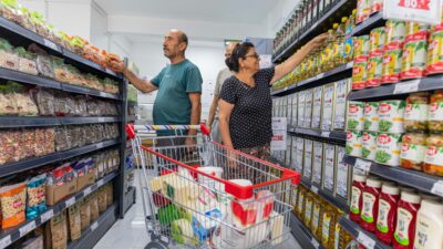 İzmir Büyükşehir Belediyesi’nin güvenli alışveriş merkezi İZMAR, açıldığı nisan ayından