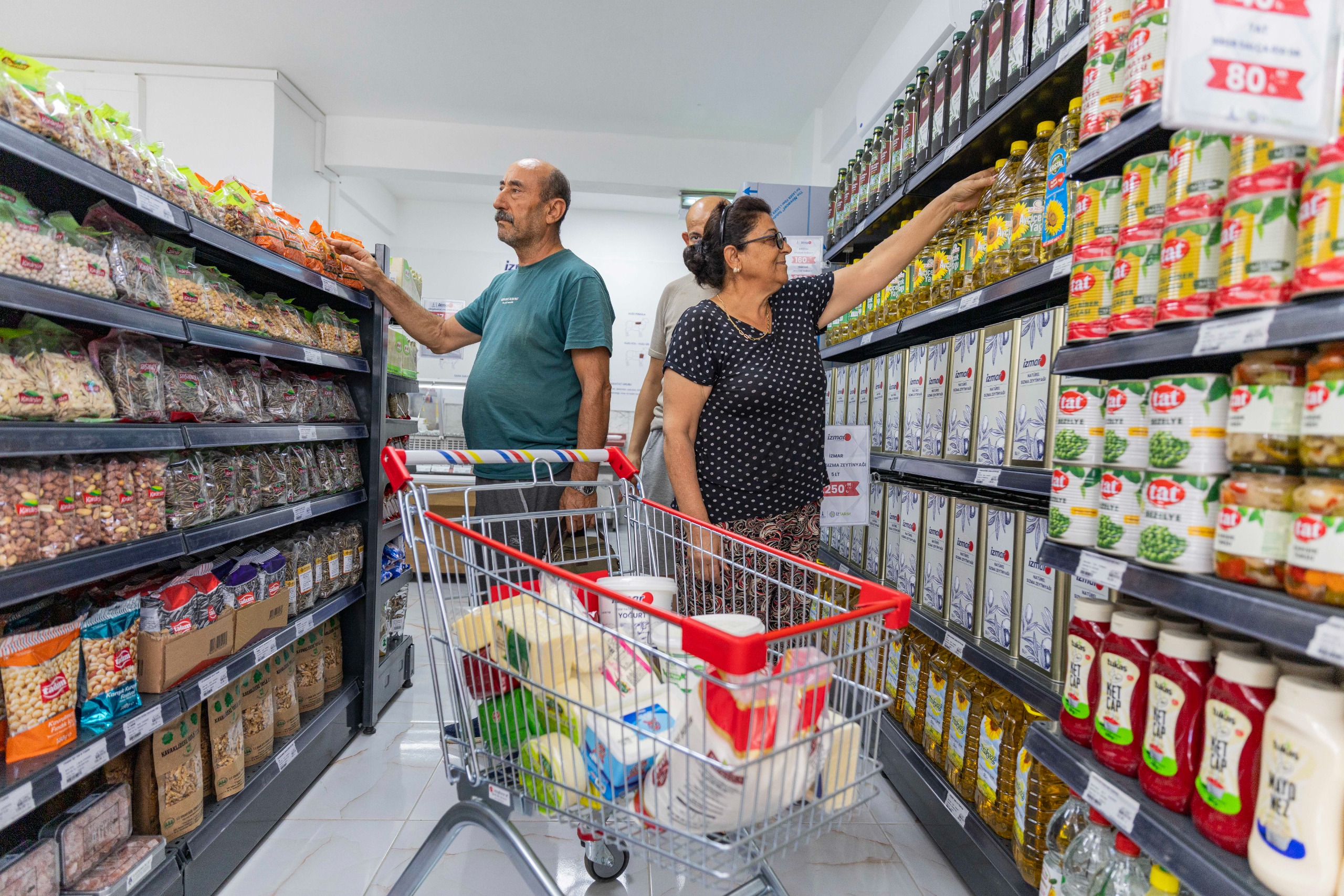 İzmir Büyükşehir Belediyesi’nin güvenli alışveriş merkezi İZMAR, açıldığı nisan ayından