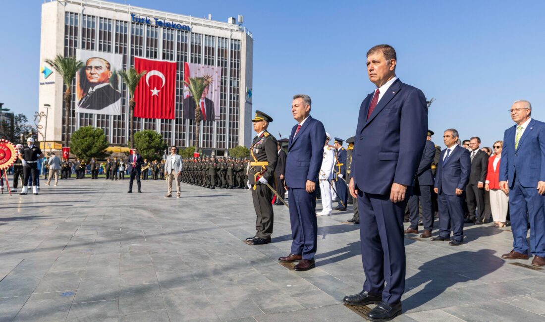 İzmir’de 30 Ağustos Zaferi’nin 103’üncü yıl dönümü kutlamaları Cumhuriyet Meydanı'nda