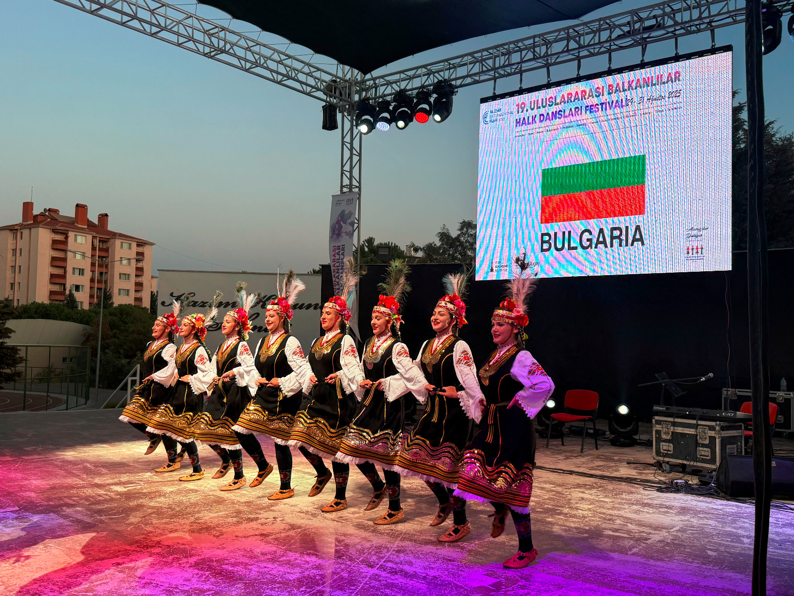 Balkan rüzgarı İzmir’i sardı: Festival coşkusu sürüyor!