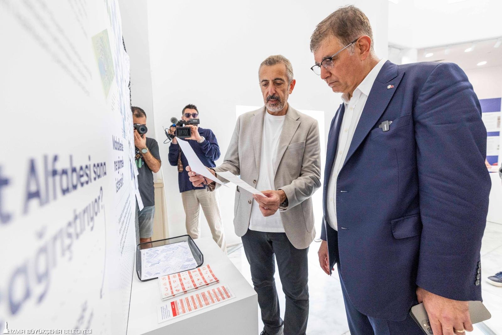 İzmir’in geleceğini anlatan sergi “İz’in Peşinde Şehrin İçinde” açıldı