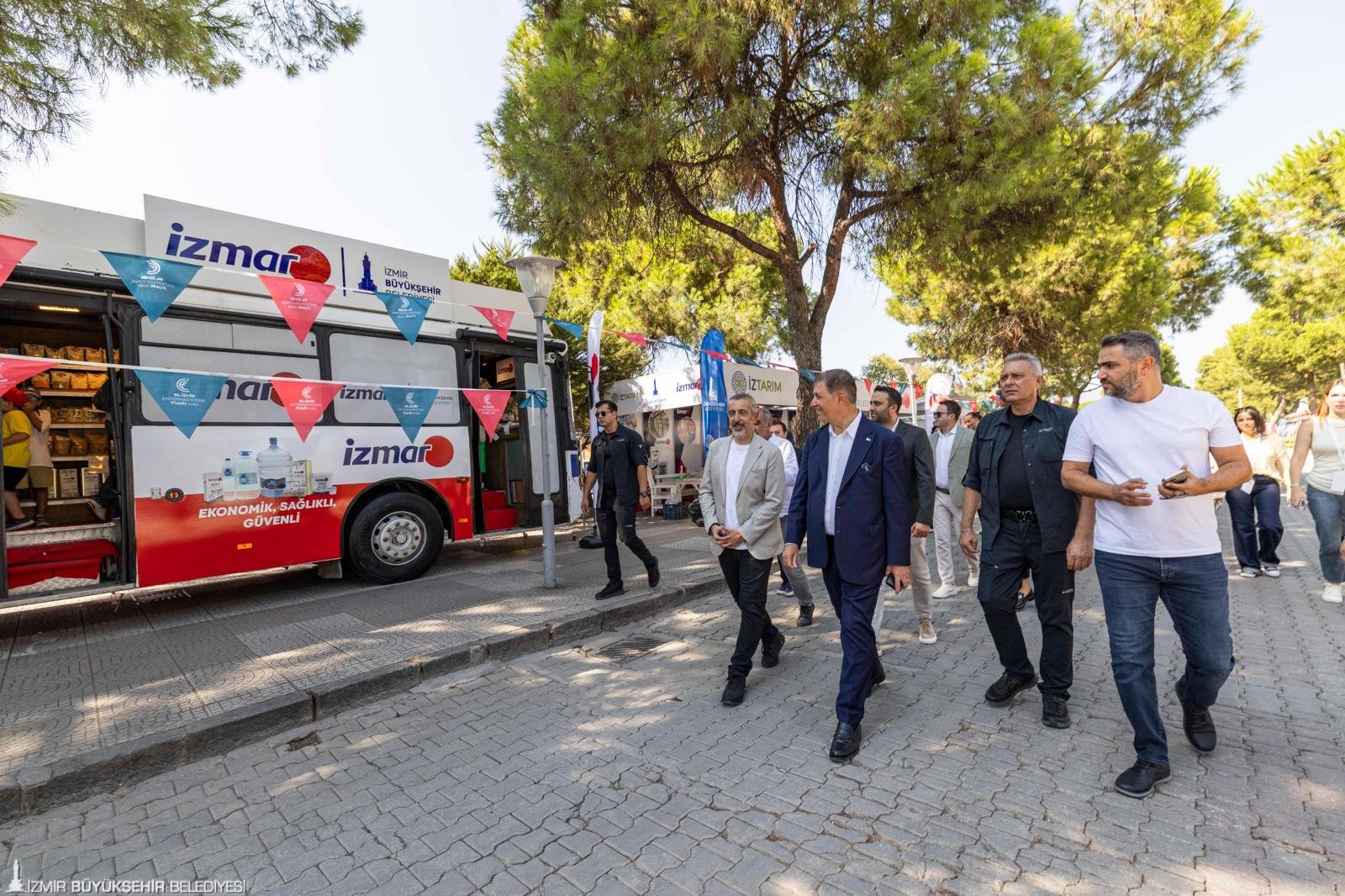 İzmir’in geleceğini anlatan sergi “İz’in Peşinde Şehrin İçinde” açıldı