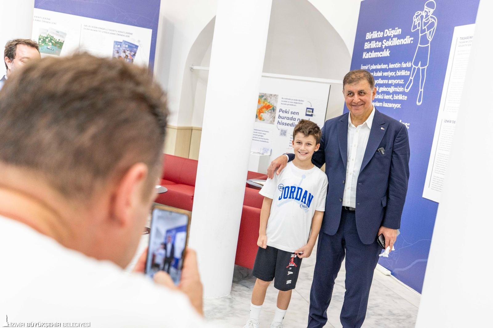 İzmir’in geleceğini anlatan sergi “İz’in Peşinde Şehrin İçinde” açıldı