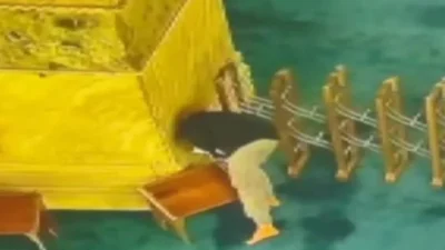 İstanbul'daki Ayasofya Camii’nde halıyı ateşe veren zanlının elindeki kitabın İncil