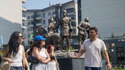 Türkiye’nin farklı üniversitelerinden gelen peyzaj mimarlığı öğrencileri, Bornova’daki Abide-i Hürriyet