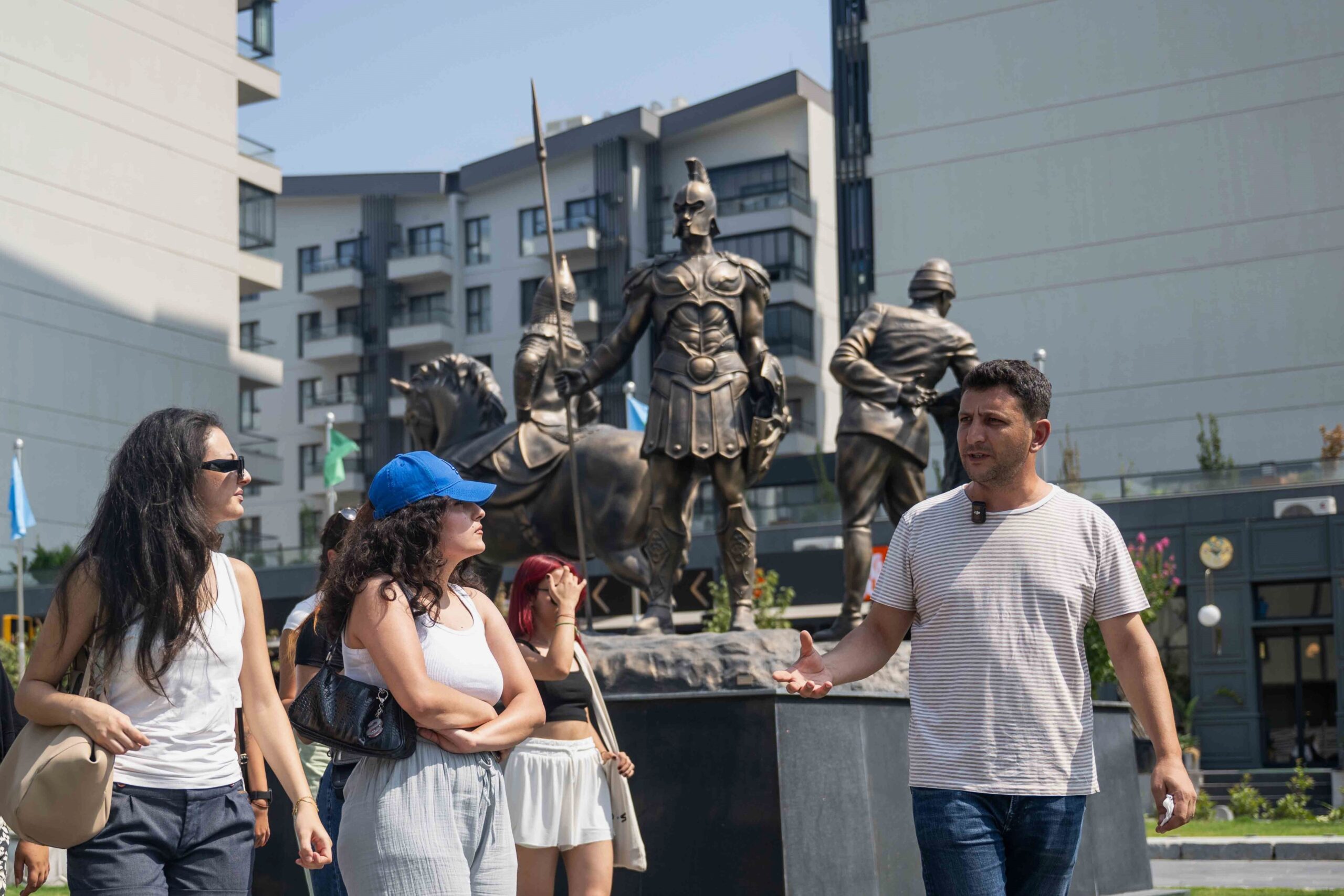 Türkiye’nin farklı üniversitelerinden gelen peyzaj mimarlığı öğrencileri, Bornova’daki Abide-i Hürriyet