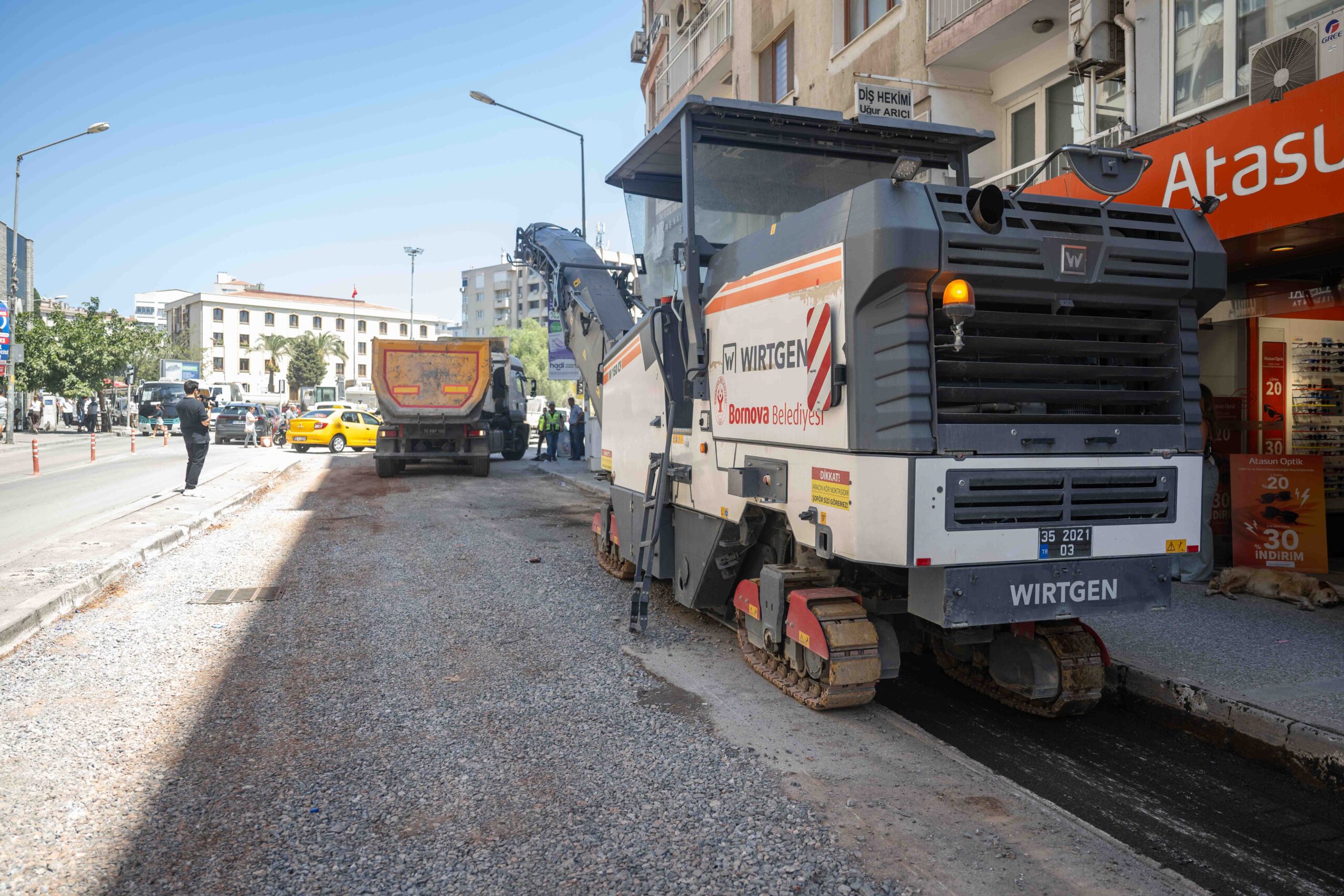 Bornova’nın en işlek yollarından Mustafa Kemal Caddesi’nde İZSU’nun altyapı yenileme
