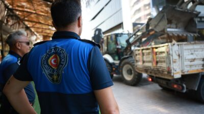 Bayraklı Belediyesi Zabıta Müdürlüğü ekipleri, ilçe genelindeki kaldırım işgallerini önlemeye
