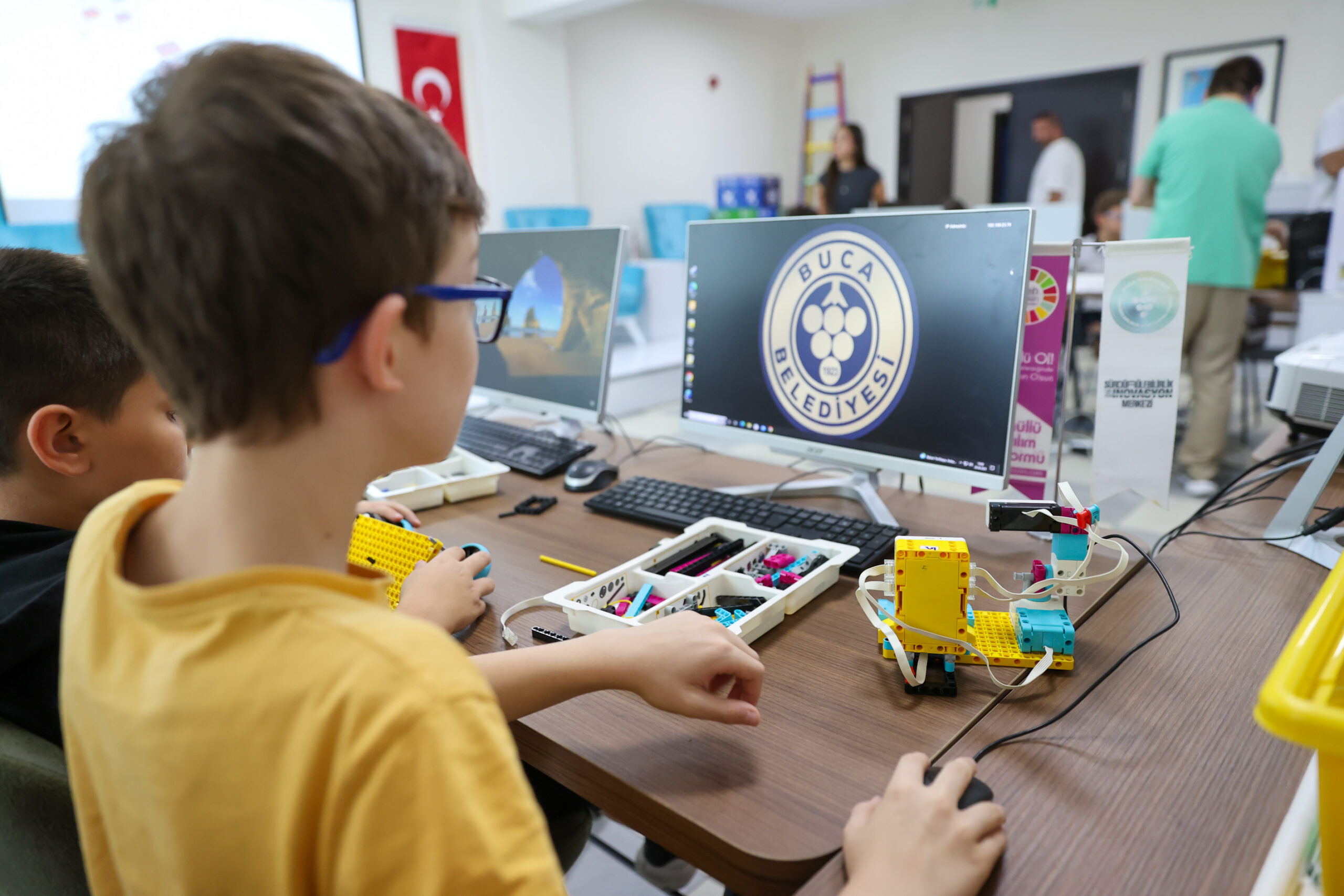 Buca Belediyesi’nin 9-14 yaş arası öğrenciler için başlattığı robotik kodlama