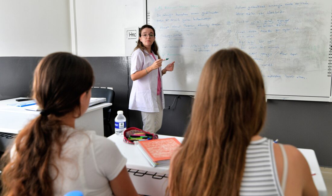 Bornova Belediyesi’nin ücretsiz eğitim desteği sunduğu BELGEM, 2025-2026 Eğitim-Öğretim Yılı’na