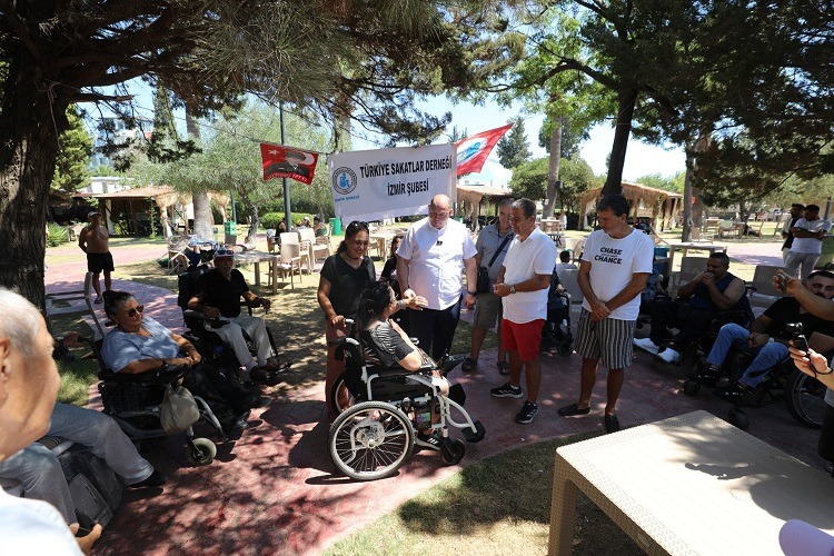 Menderes Belediyesi’nin engelsiz tesisi Sunal Tülbentçi Parkı engelli vatandaşlara ev