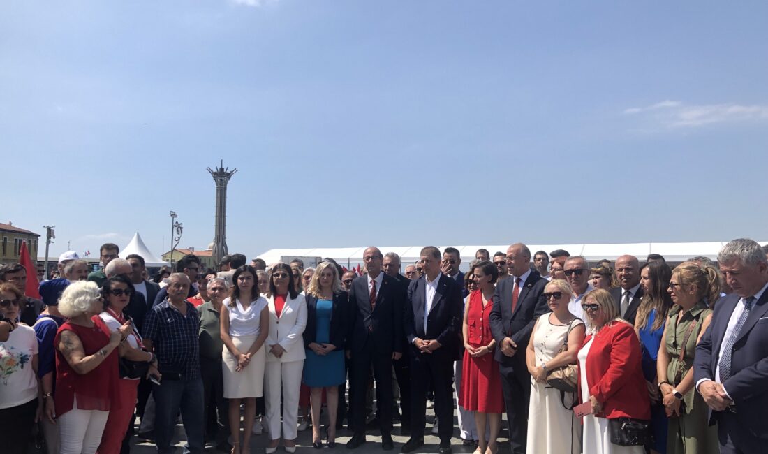 CHP İzmir İl Sekreteri Tevfik Türk, Cumhuriyet Meydanı’nda yaptığı konuşmada