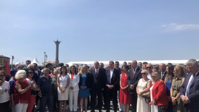 CHP İzmir İl Sekreteri Tevfik Türk, Cumhuriyet Meydanı’nda yaptığı konuşmada
