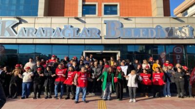 Karabağlar Belediyesi’ne bağlı Karbel A.Ş. çalışanları, aylardır ödenmeyen sosyal hakları