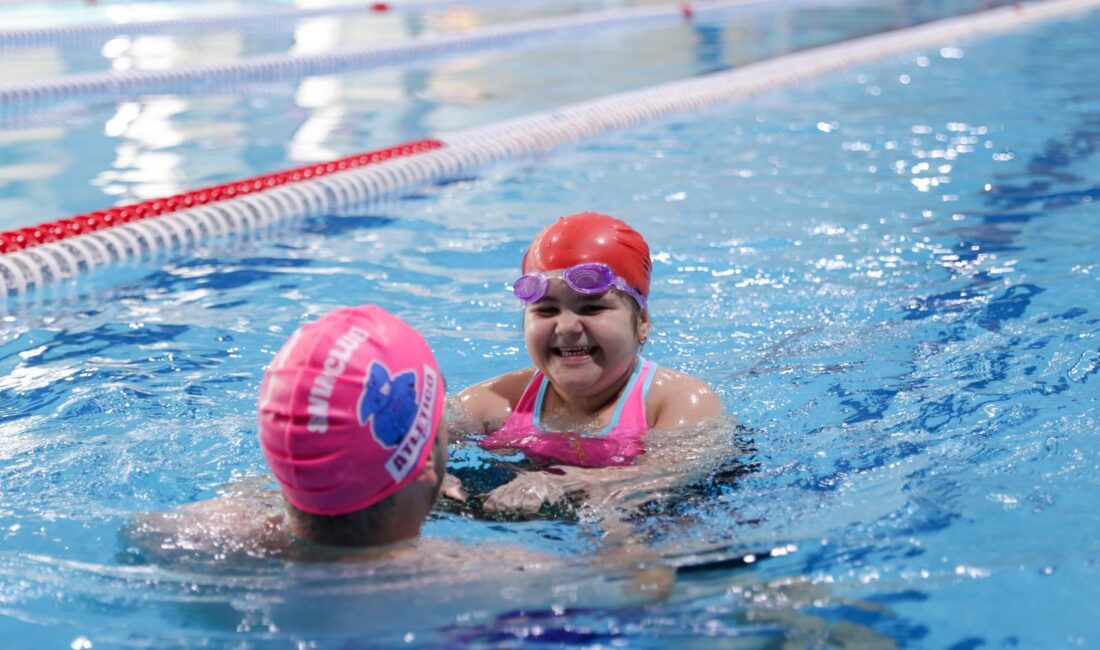 Buca’nın en donanımlı spor kompleksi Sporium,  yüzme kurslarıyla kapılarını ilçenin