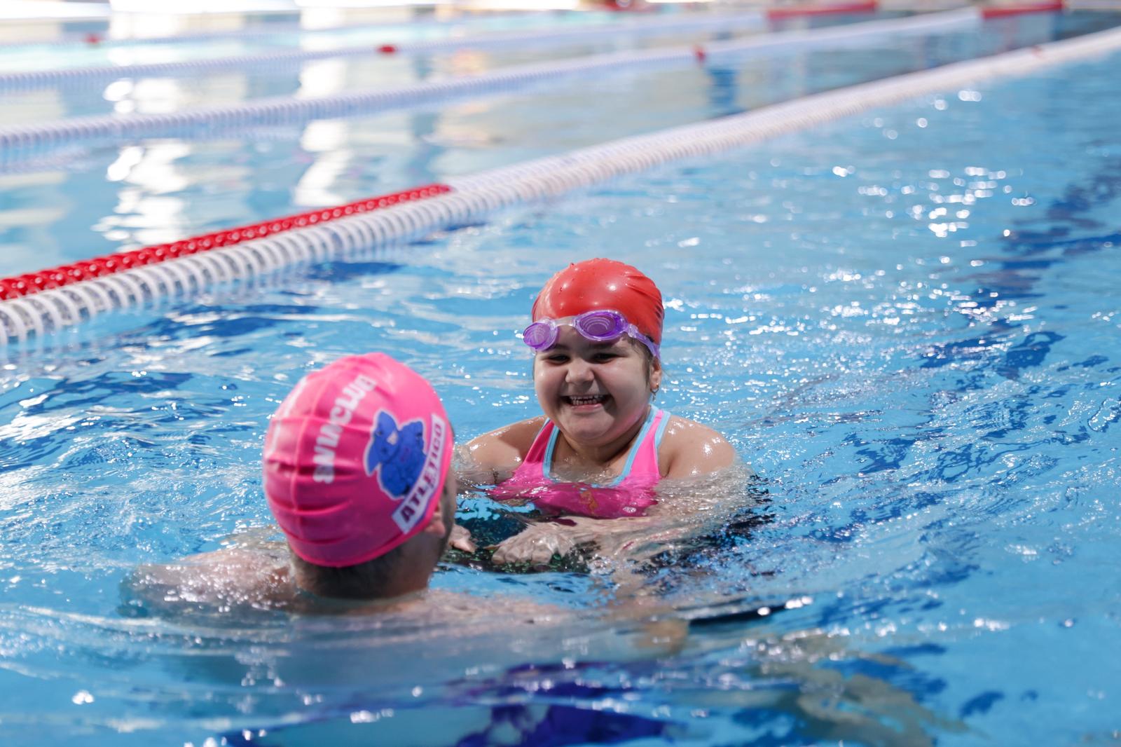 Buca’nın en donanımlı spor kompleksi Sporium,  yüzme kurslarıyla kapılarını ilçenin